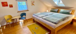 Schlafzimmer im Haus Heinrich, Doppelbett und kleine Sitzecke