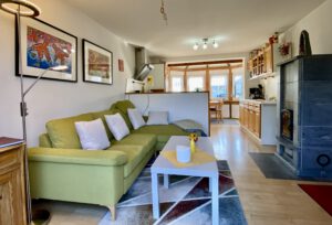 Haus WoZi Wohnzimmer von Haus Heinrich mit Blick zur Küche